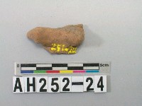 藏品(紅色夾砂帶鈕陶片)的圖片